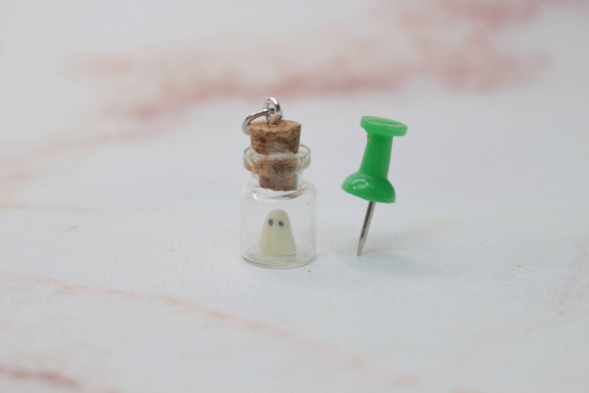 Geist Charm, 2, 5 cm Anhänger in Mini Glasflasche, Gespenst Miniatur, Glasflasche Nachtleuchtend Geist Charm, 2, 5 cm Anhänger in Mini Glasflasche, Gespenst Miniatur, Glasflasche Nachtleuchtend von KleineKnetwelt