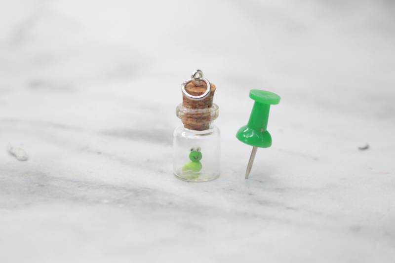 Wurm Raupe Anhänger Tier Charm Polymer Clay Miniatur Glas Flasche von KleineKnetwelt