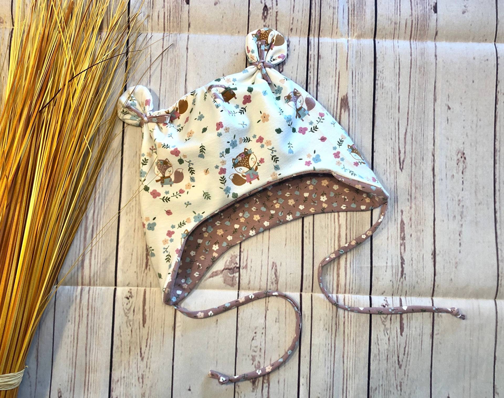 Ohrenmütze Baby Ku 36-61 „Sommerlicher Fuchs Streublümchen" Mit Altrosa, Knotenmütze Weiß, Sommermütze Ohrenmütze Baby Ku 36-61 „Sommerlicher Fuchs Streublümchen" Mit Altrosa, Knotenmütze Weiß, Sommermütze von KleineNaeaehmadame