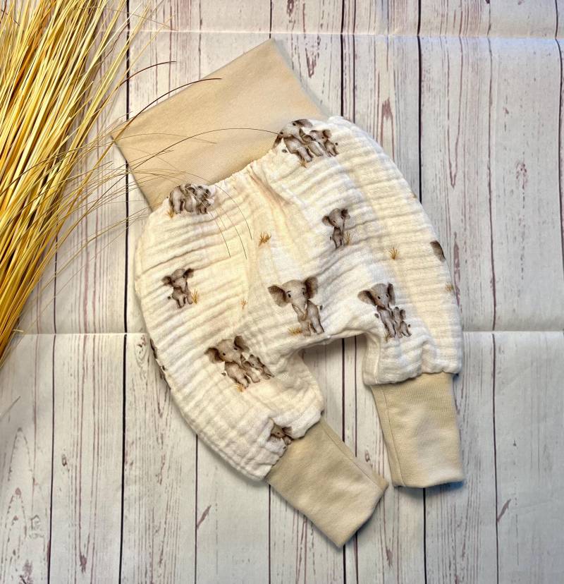 Pumphose Baby Bio-Musselin Gr. 44 - 74/80 Elefant Beige, Musselinhose, Mitwachshose Mädchen Sommer von KleineNaeaehmadame