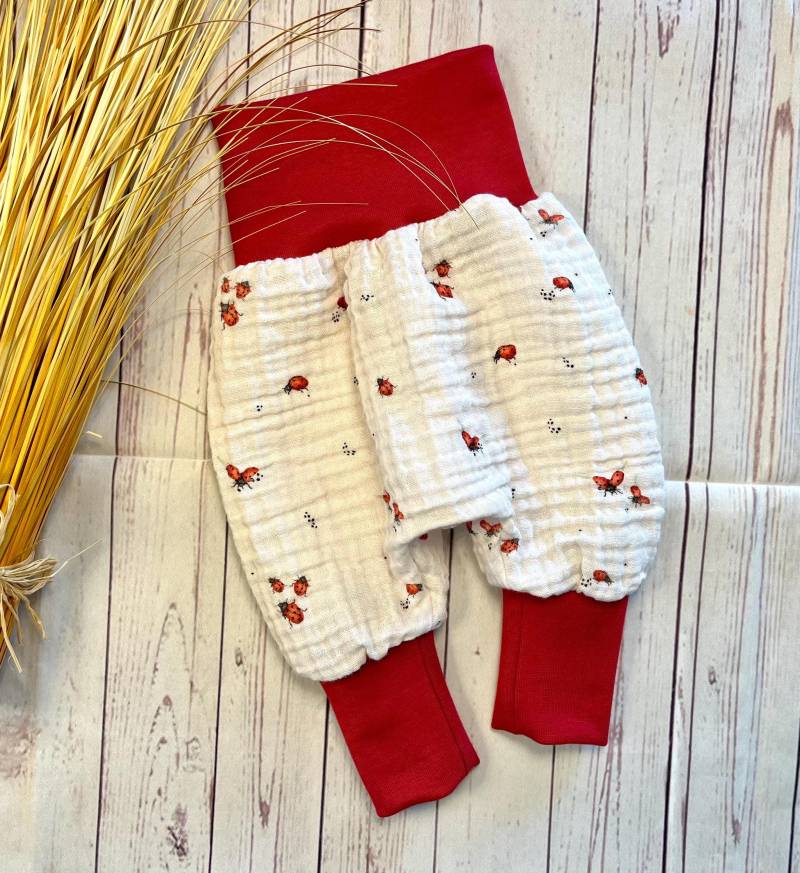 Pumphose Baby Bio-Musselin Gr. 50/56 Und 80/86, Marienkäfer Rot, Musselinhose, Mitwachshose Mädchen Sommer von KleineNaeaehmadame