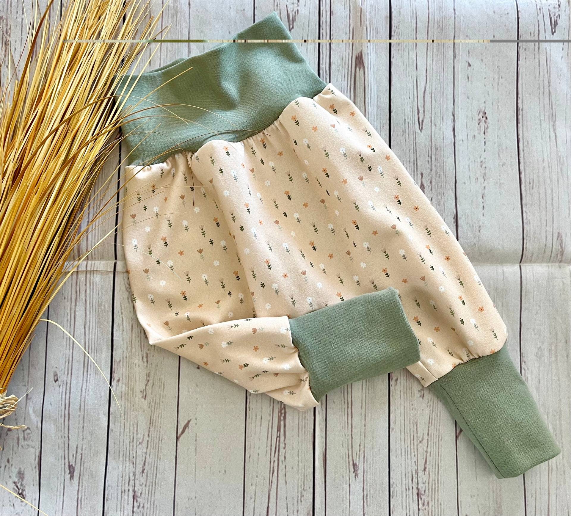 Pumphose Baby Gr. 44-122, „Blümchen" Pastell Apricot, Verschiedene Bündchen, Bio-Jersey Stoffonkel, Mitwachshose, Babyhose Frühchen von KleineNaeaehmadame