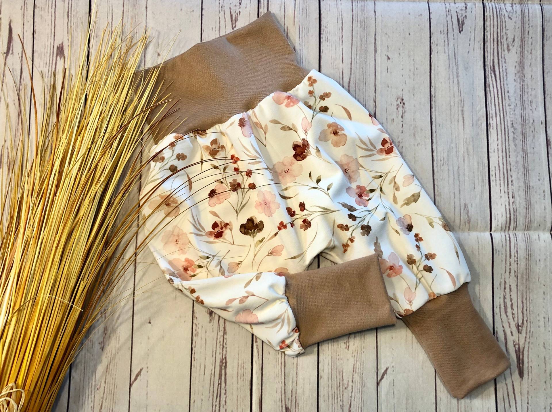 Pumphose Baby Gr. 44-122, Bio-Jersey „Sommerblumen" Café Au Lait, Altrosa, Kombihose Babyhose Mädchen, Mitwachshose Pumphose Baby Gr. 44-122, Bio-Jersey „Sommerblumen" Café Au Lait, Altrosa, Kombihose Babyhose Mädchen, Mitwachshose von KleineNaeaehmadame