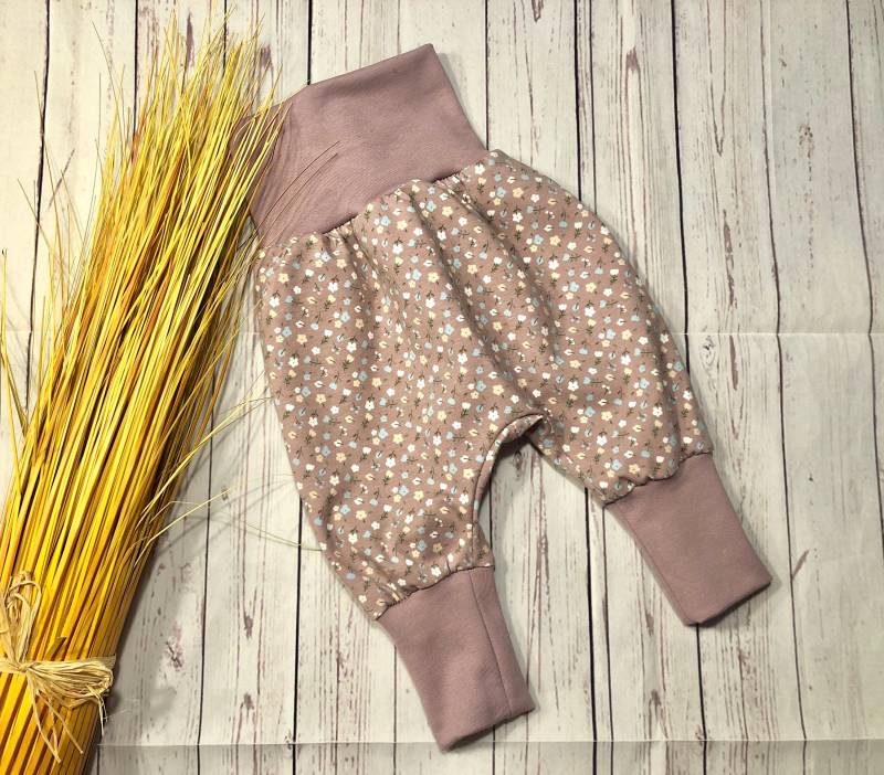 Pumphose Baby Gr. 44-122, Bio-Jersey „streublümchen" Altrosa, Passend Zum Sommerfuchs, Kombihose Babyhose Mädchen, Mitwachshose von KleineNaeaehmadame