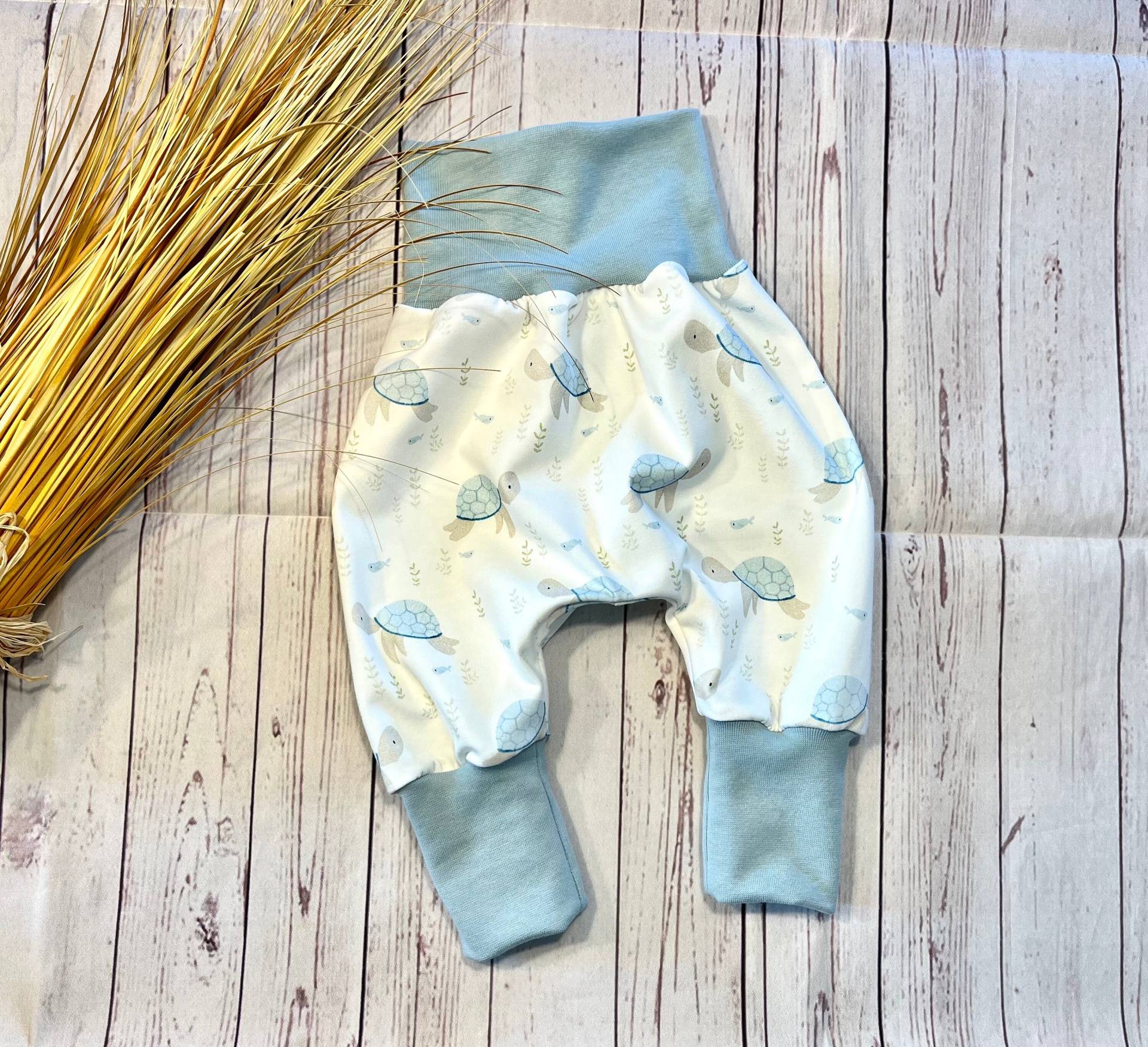 Pumphose Baby Gr. 44-122, Schildkröte Mit Gletscher, Bio-Jersey Stoffonkel, Mitwachshose, Babyhose Frühchen von KleineNaeaehmadame