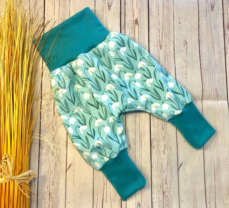 Pumphose Baby Gr. 44-122 Bio-Jersey „Schneeglöckchen" in Mint Mit Petrol, Andere Bündchen Möglich, Babyhose Frühjahr Mädchen von KleineNaeaehmadame