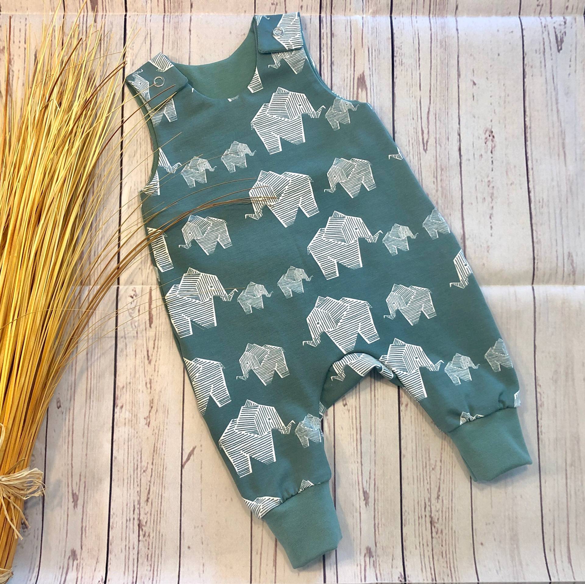 Strampler Baby Gr. 44-92, Bio-Jersey Stoffonkel Elefant Staubgrün, Overall, Latzhose, Romper von KleineNaeaehmadame