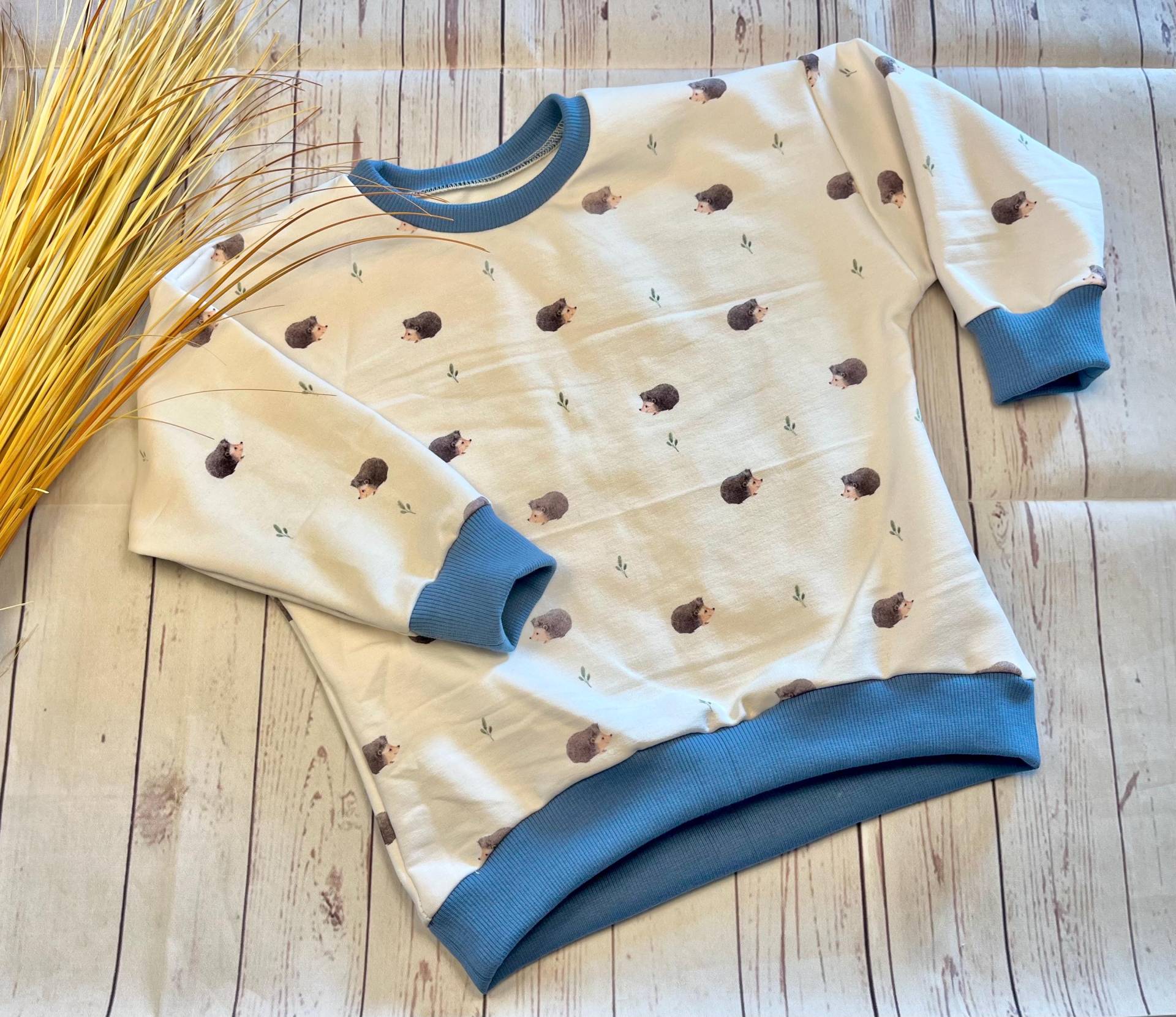 Versandfertig - Oversize Sweater Sommer-Sweat „Igel" Gr. 98 Offwhite/Jeansblau, Pullover Baby Bio Unikat Sweatpullover von KleineNaeaehmadame