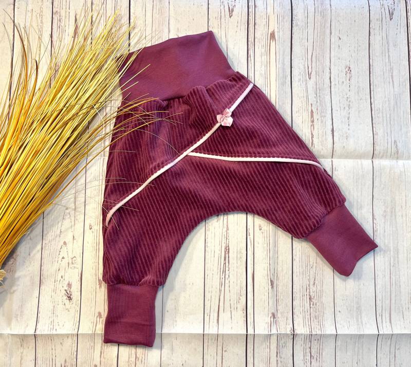 Versandfertig - Pumphose Baby Bio-Cordnicki Gr. 68/74 Pflaume Altrosa Schleife, Mitwachshose Mädchen Herbst Winter von KleineNaeaehmadame