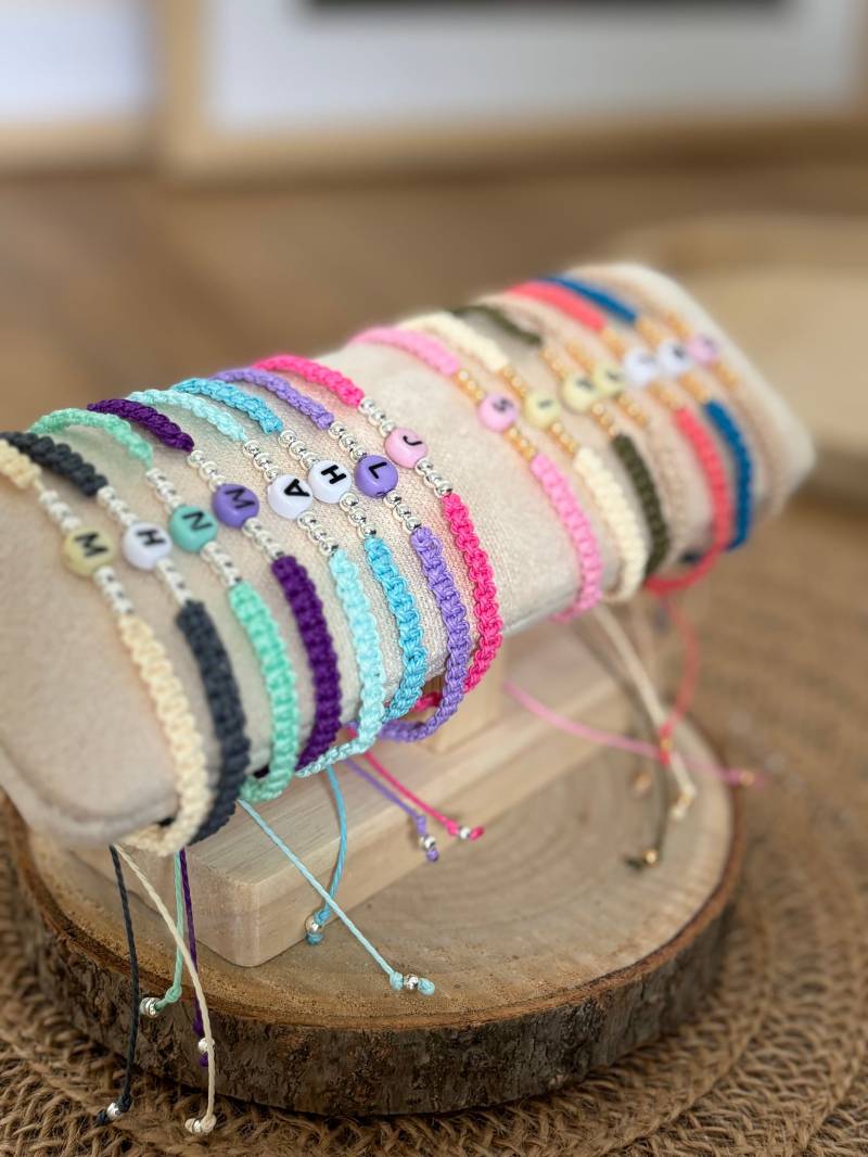 Makramee-Armband Mit Buchstabenperle - Freundschaftsarmband Geschenk Für Frauen Makramee Partnerarmband Verstellbar Makramee-Armband Mit Buchstabenperle - Freundschaftsarmband Geschenk Für Frauen Makramee Partnerarmband Verstellbar von KleinePerle2024