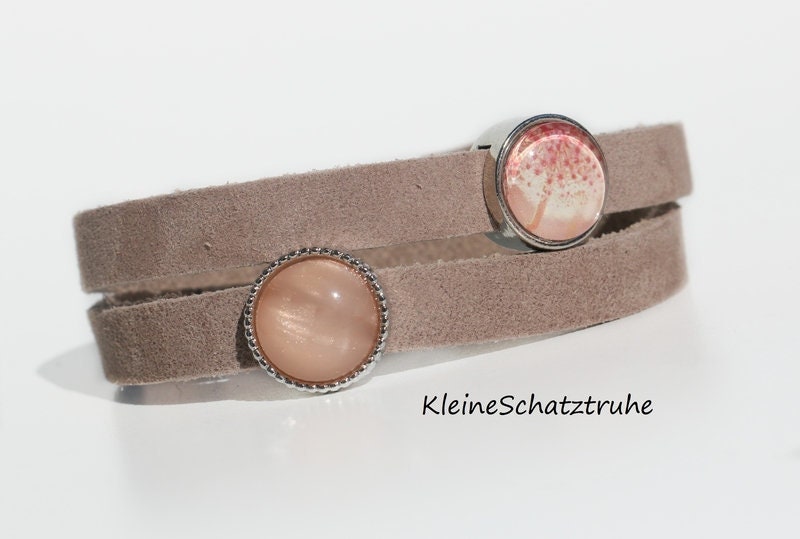 Braunes Lederwickelarmband Inklusiv Slider Blüte Peach Braunes Lederwickelarmband Inklusiv Slider Blüte Peach von KleineSchatztruhe