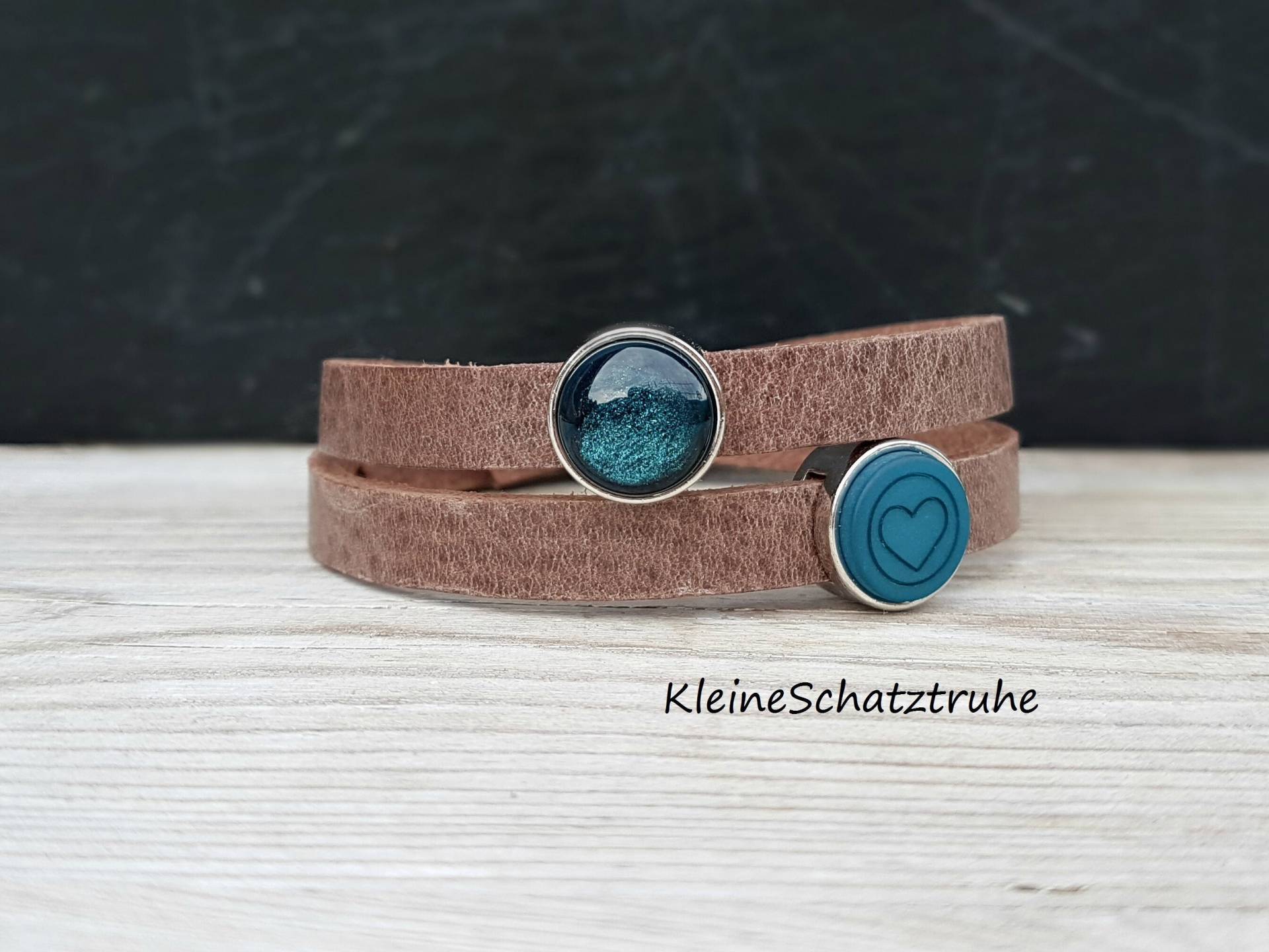 Braunes Lederwickelarmband Mit Slider Herz Petrol Braunes Lederwickelarmband Mit Slider Herz Petrol von KleineSchatztruhe