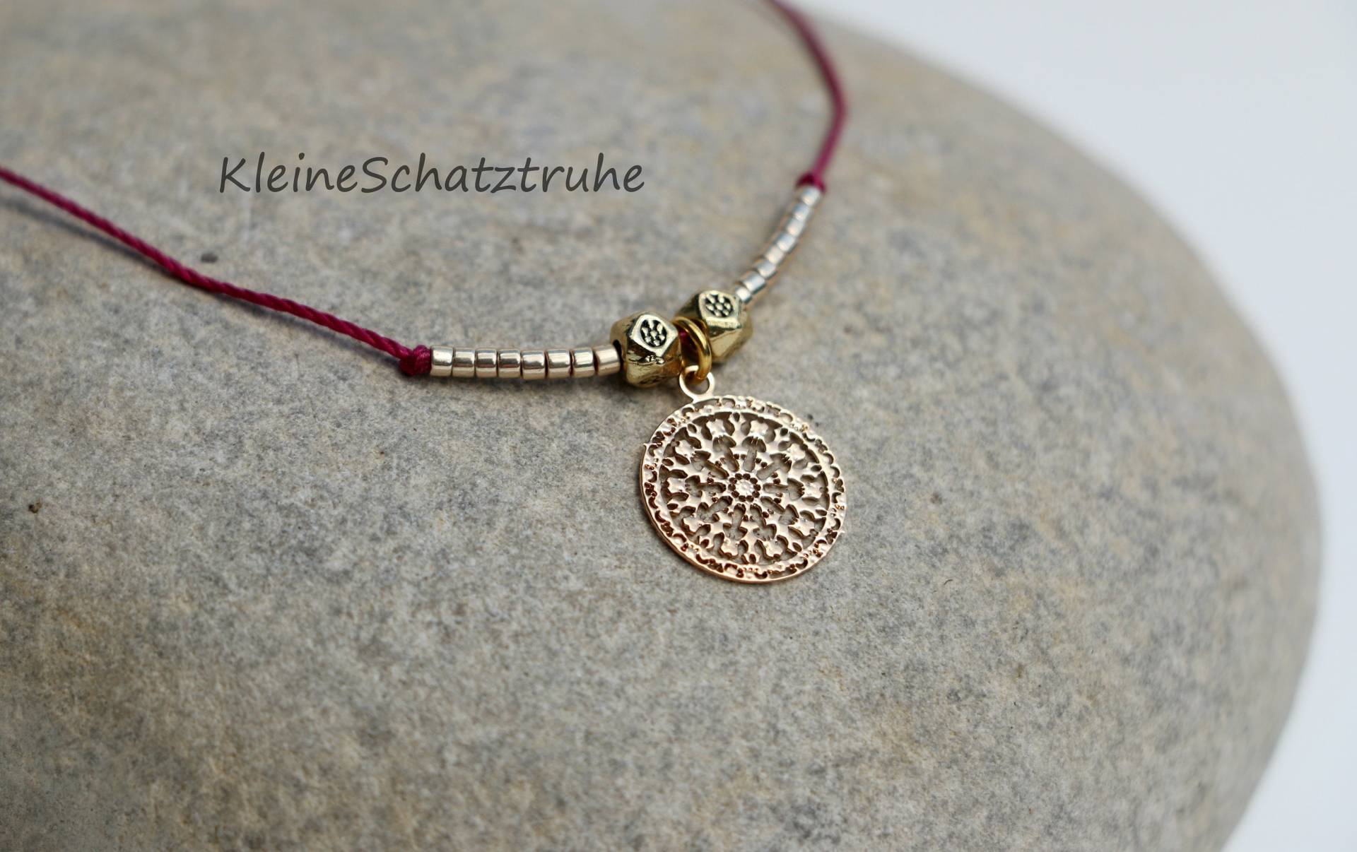 Freundschaftsarmband Mandala Gold Fuchsia Freundschaftsarmband Mandala Gold Fuchsia von KleineSchatztruhe