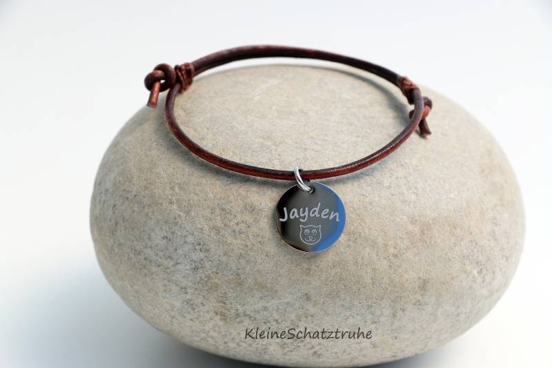 Kinderarmband Leder Mit Edelstahl Gravuranhänger Kinderarmband Leder Mit Edelstahl Gravuranhänger von KleineSchatztruhe
