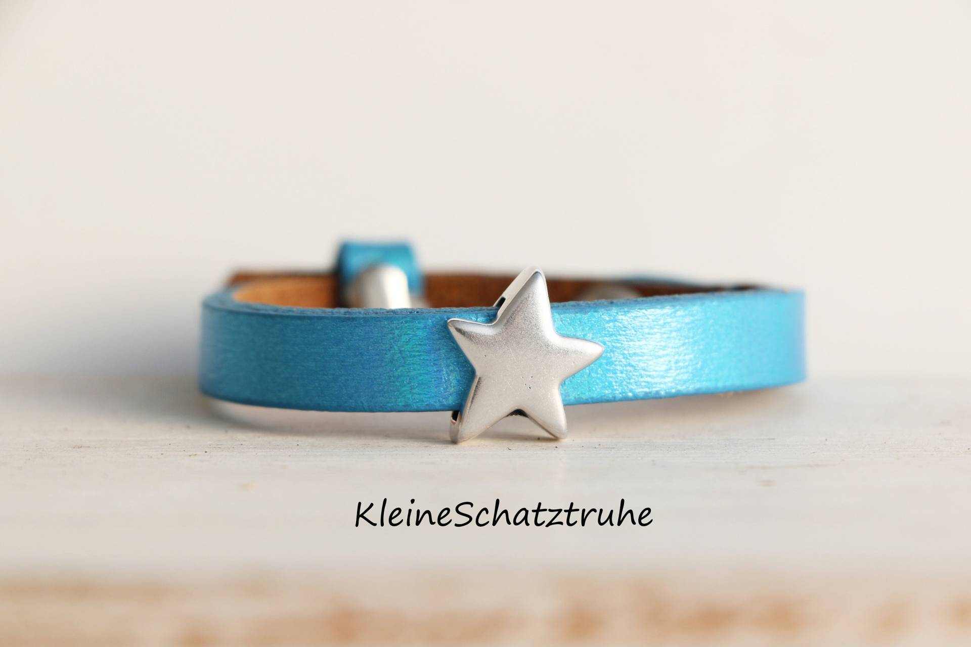 Lederarmband Für Kinder Mit Schiebeperle Wunschfarbe von KleineSchatztruhe