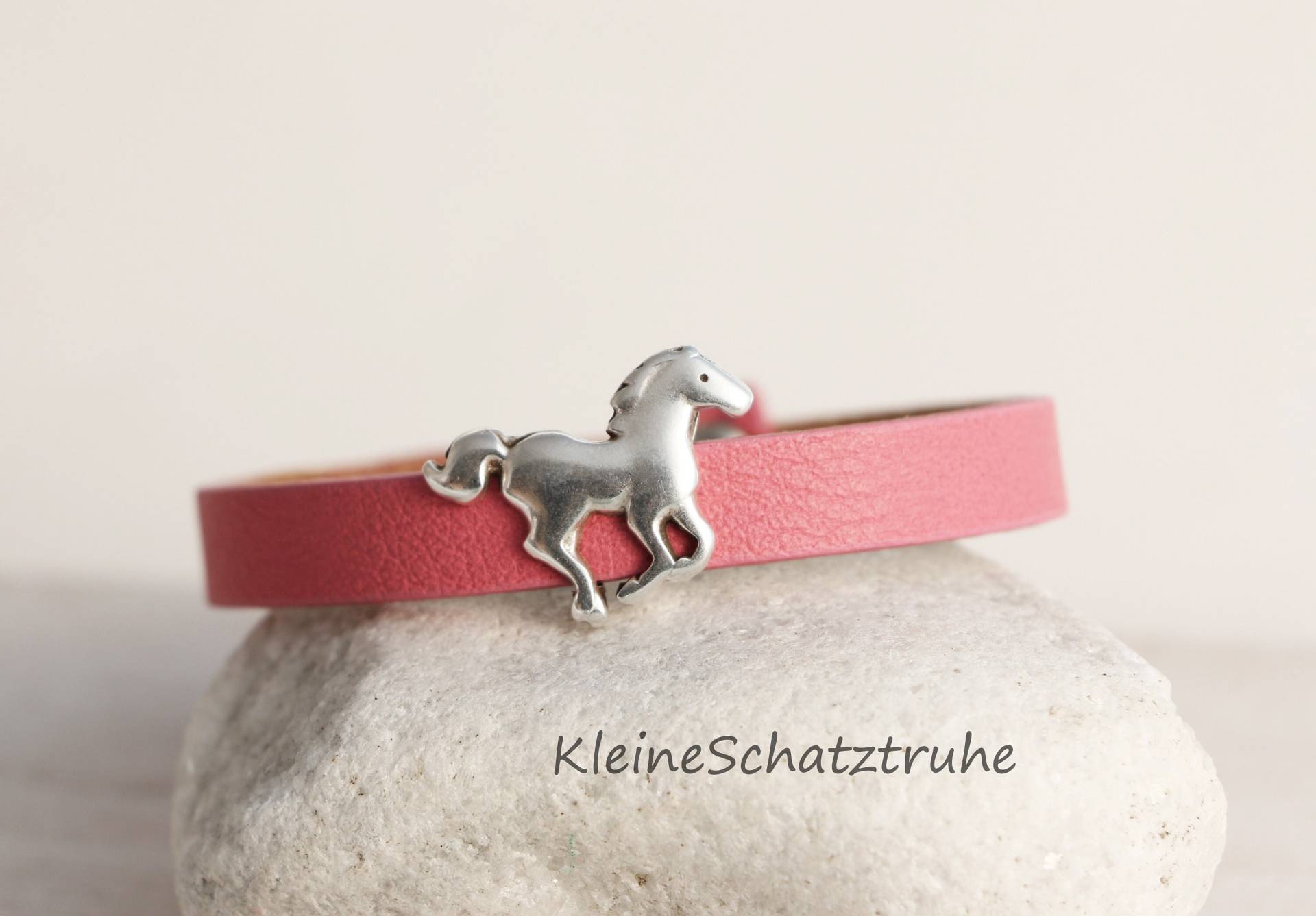 Lederarmband Für Kinder Mit Schiebeperle in Wunschfarbe von KleineSchatztruhe