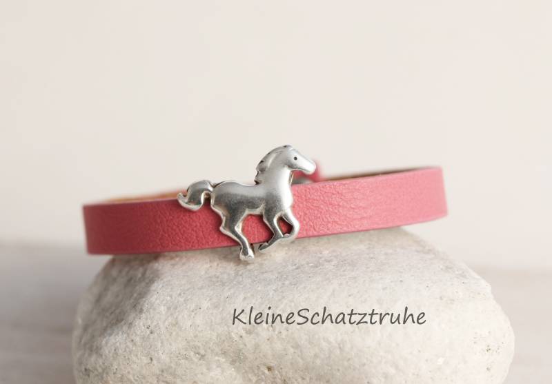 Lederarmband Für Kinder Mit Schiebeperle in Wunschfarbe von KleineSchatztruhe