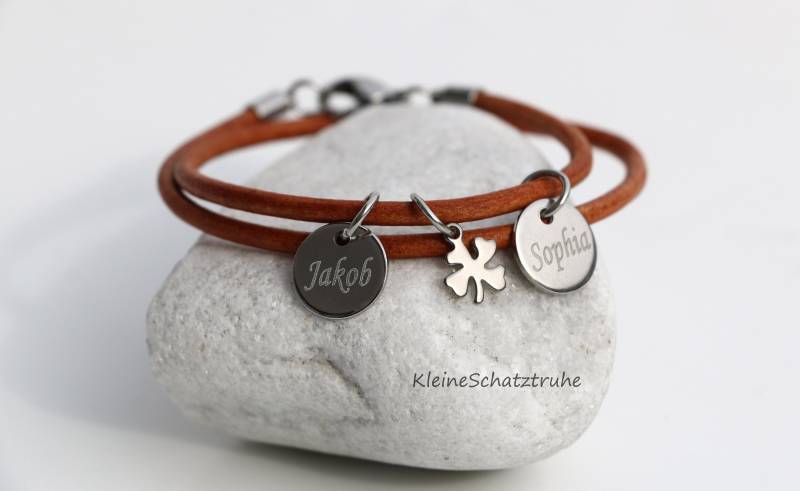 Lederarmband Mit Edelstahlanhängern Inklusiv Gravur von KleineSchatztruhe