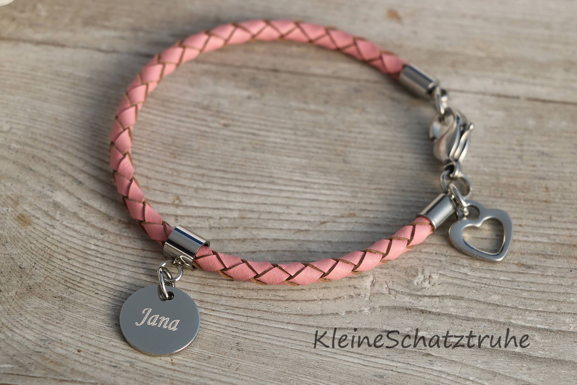 Lederarmband Rosa Mit Gravur Edelstahl von KleineSchatztruhe