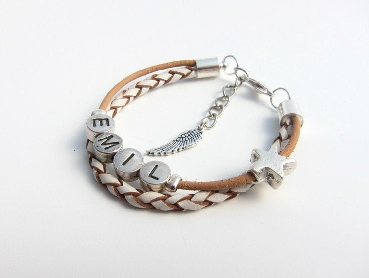 Namensarmband Leder in Weiß/Natur Für Kinder Mit Stern Und Engelsflügel von KleineSchatztruhe