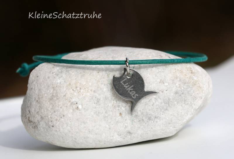 Personalisiertes Lederarmband Mit Edelstahl Fisch-Anhänger Personalisiertes Lederarmband Mit Edelstahl Fisch-Anhänger von KleineSchatztruhe