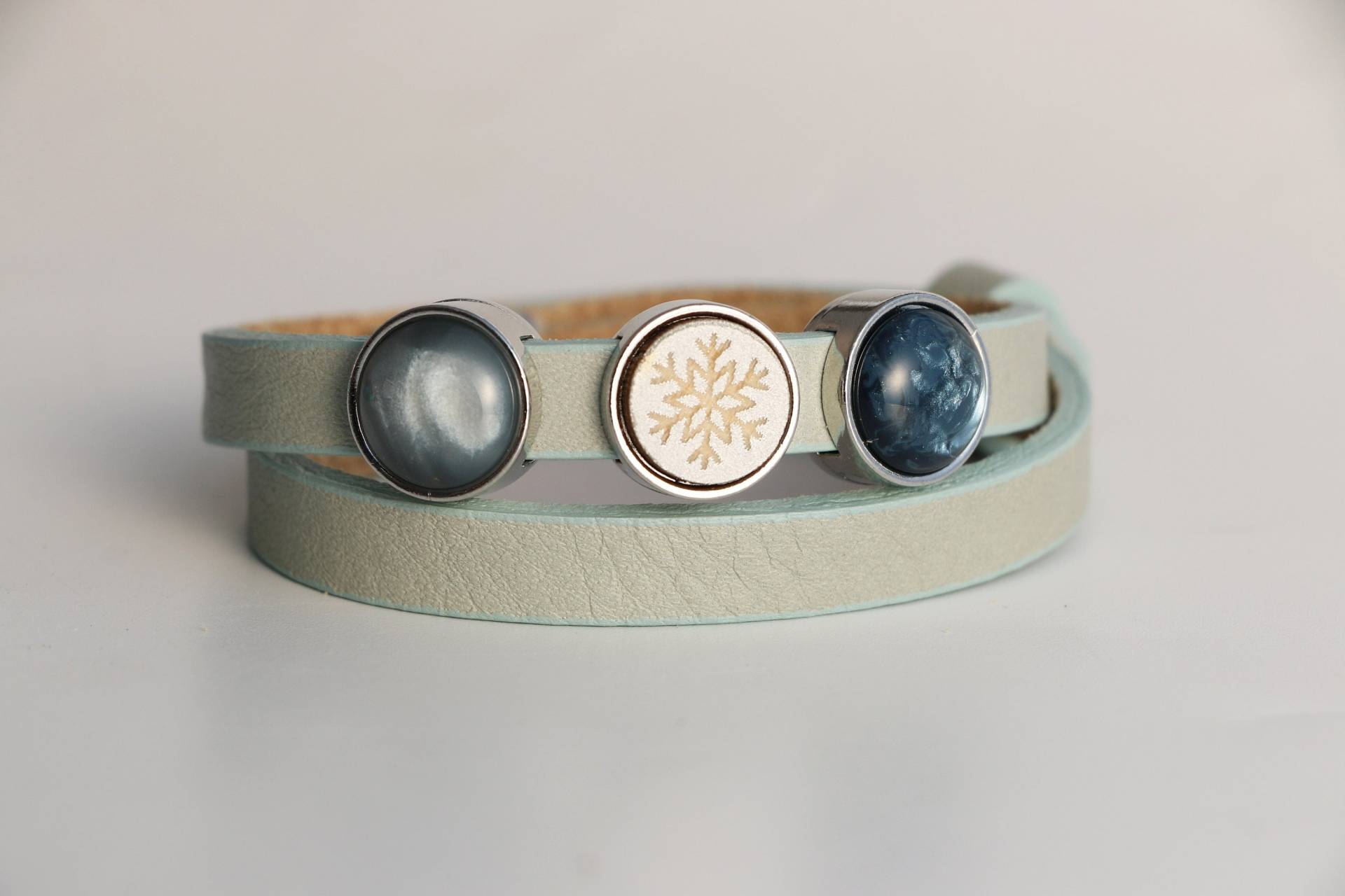Wickelarmband Aus Leder Mit Schiebeperlen Snowflake Wickelarmband Aus Leder Mit Schiebeperlen Snowflake von KleineSchatztruhe