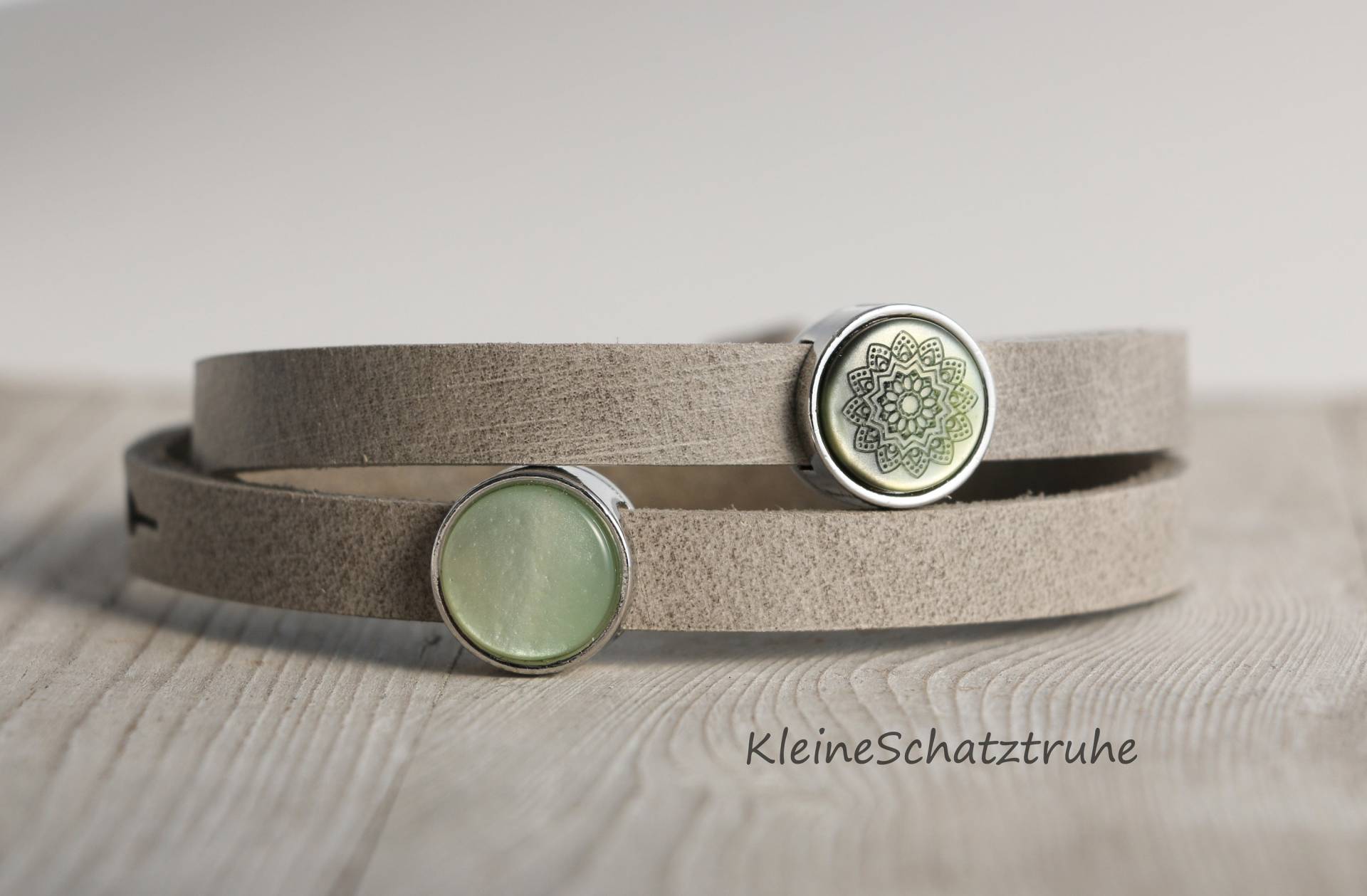Wickelarmband Leder Grau Slider Mandala Grün Wickelarmband Leder Grau Slider Mandala Grün von KleineSchatztruhe