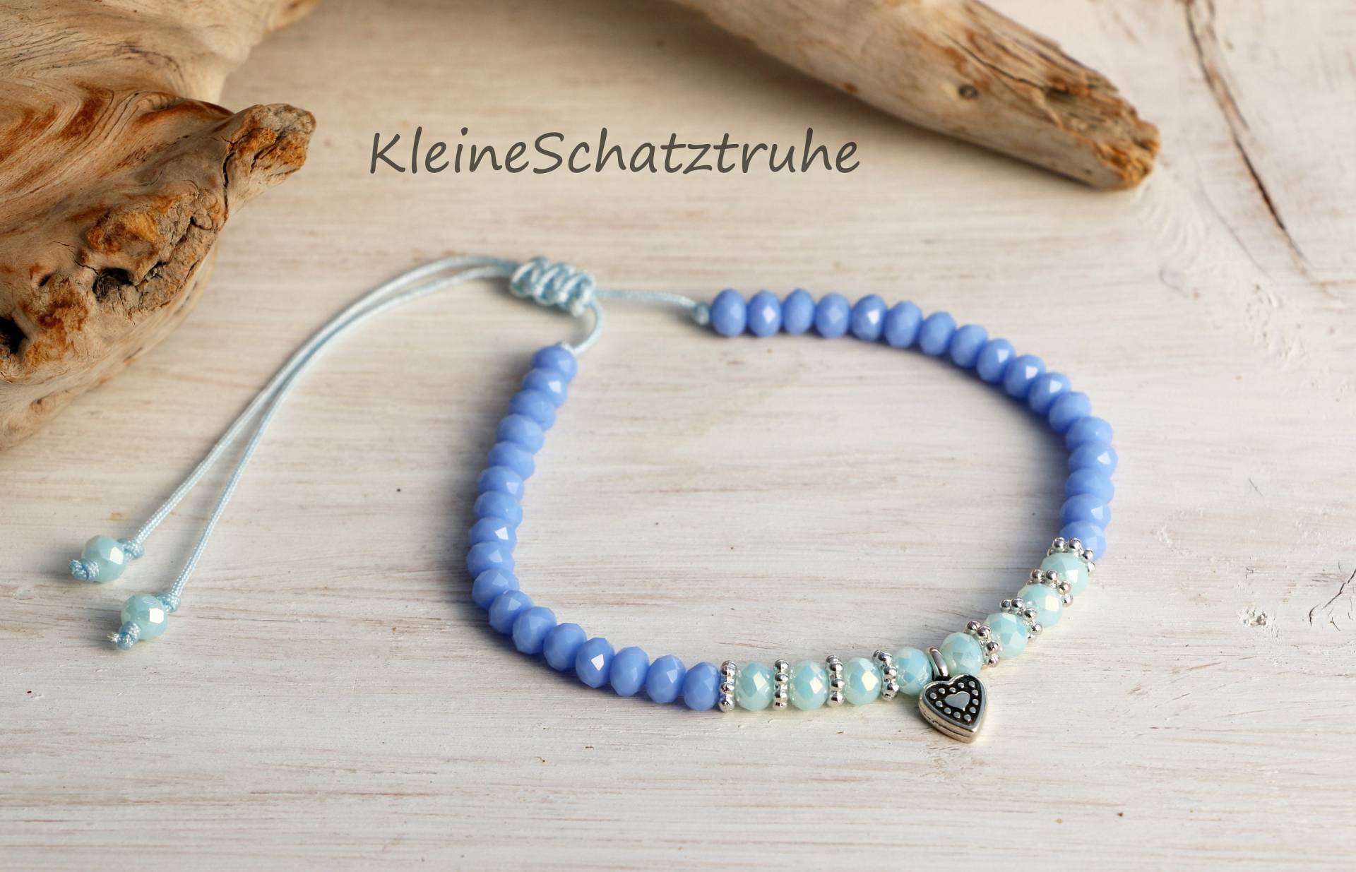 Zartes Freundschaftsarmband Mit Kristallperlen Und Herzanhänger Blau Zartes Freundschaftsarmband Mit Kristallperlen Und Herzanhänger Blau von KleineSchatztruhe