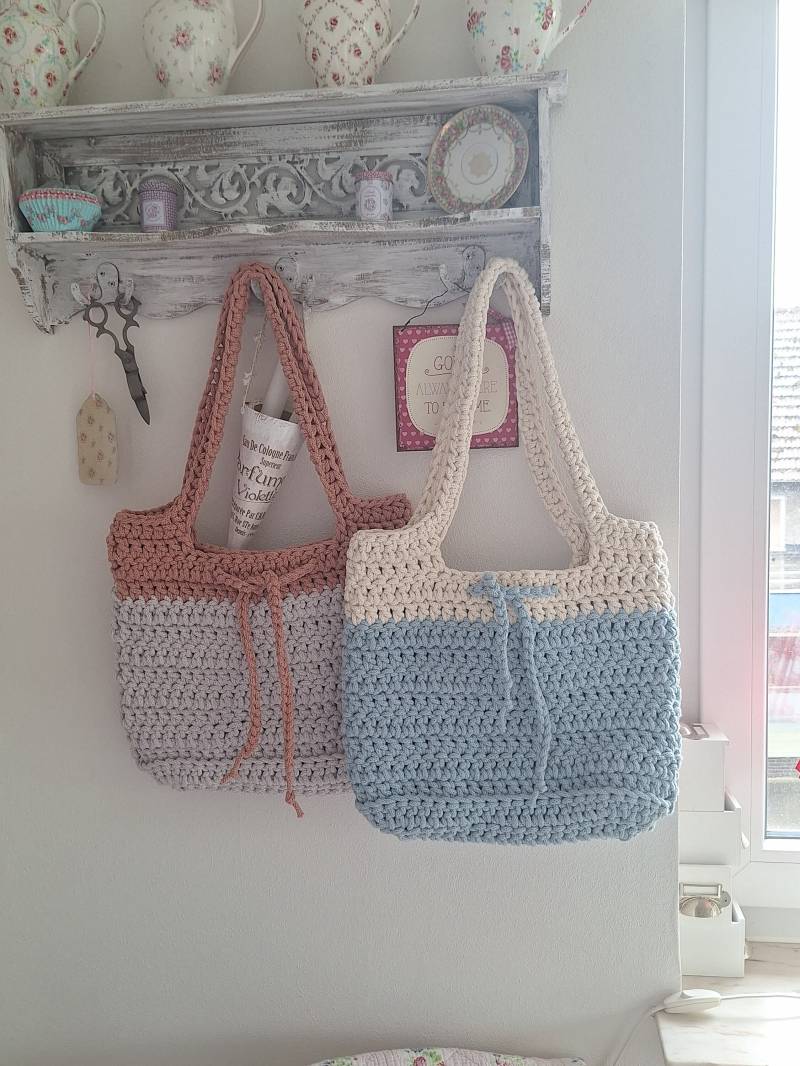 Handtasche Shopper Gehäkelt Umhängetasche Nachhaltig Aus Recyceltem Garn Damen Rosa Hellblau Weiß Kleineseligkeiten Tolles Geschenk Stabil von KleineSeligkeiten