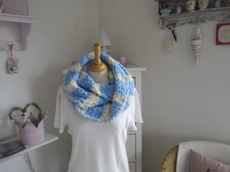 Loop Schlauchschal Halssocke Schal Vegan Damen Microfaser Gehäkelt Pastell Blau Weiß Handmade Kleineseligkeiten Winter Weich Warm Kratzfrei von KleineSeligkeiten