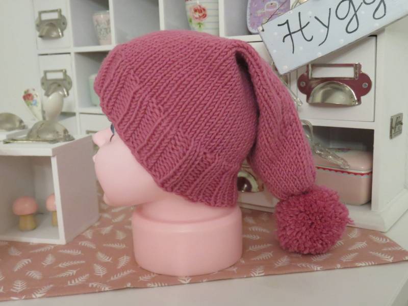 Mütze Baby Erstlingsmütze Rosa Gestrickt Zipfelmütze Bommel Kleineseligkeiten Warm Weich Ausgefallen Originell von KleineSeligkeiten