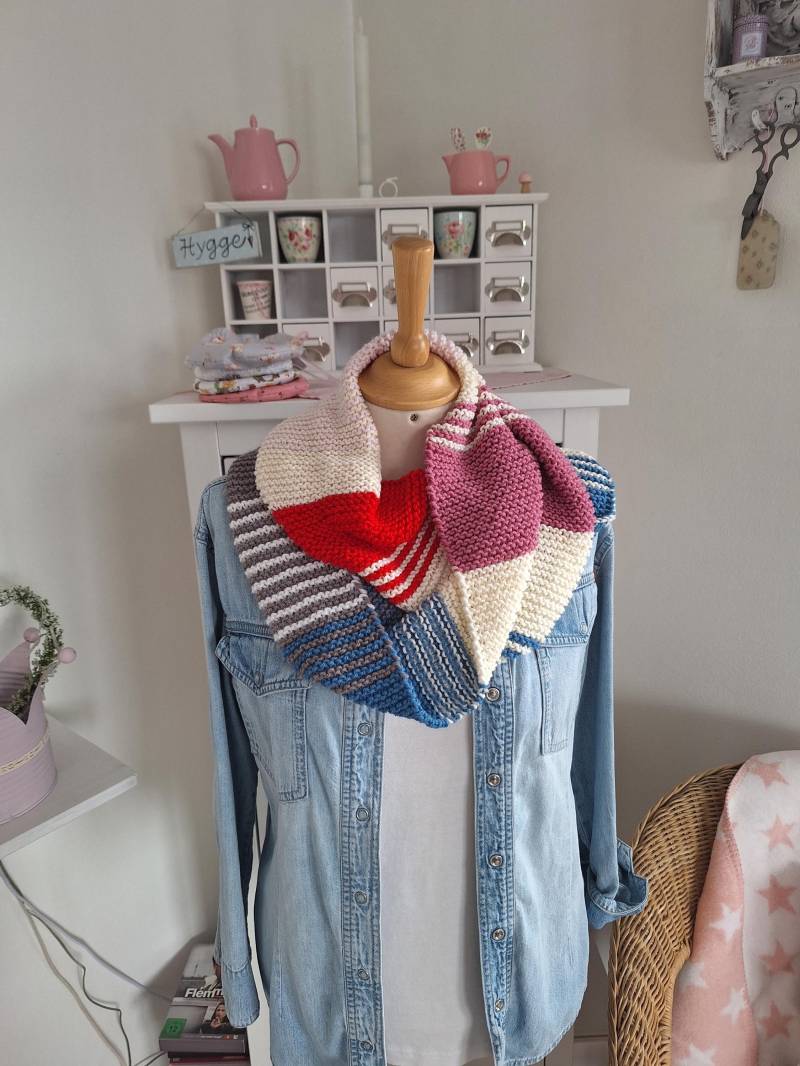 Schlauchschal Gestrickt Bunt Loop Für Damen Rustikal Rot Blau Weiß Warm Weich Kleineseligkeiten Originell Winter Tolles Geschenk Halssocke von KleineSeligkeiten