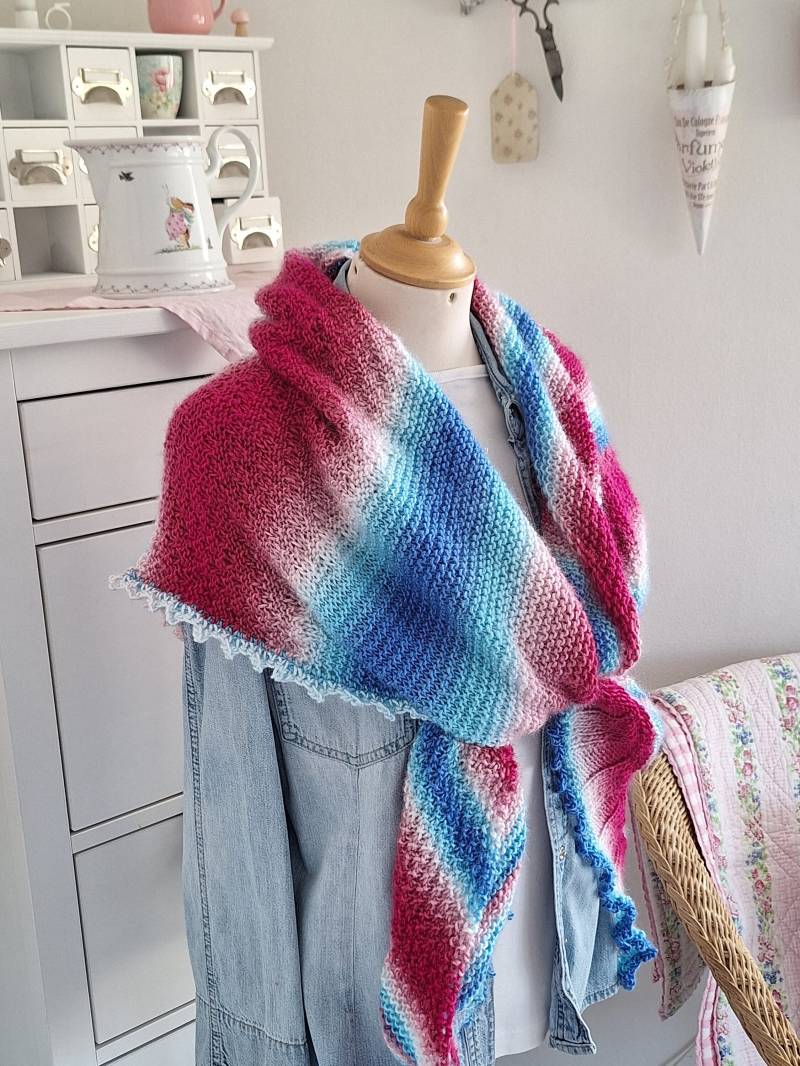 Schultertuch Gestrickt Bunt Tuch Dreiecktuch Stola Damen Rot Blau Weiß Pink Kleineseligkeiten Weich Warm Handmade Vegan Nachhaltig Geschenk von KleineSeligkeiten