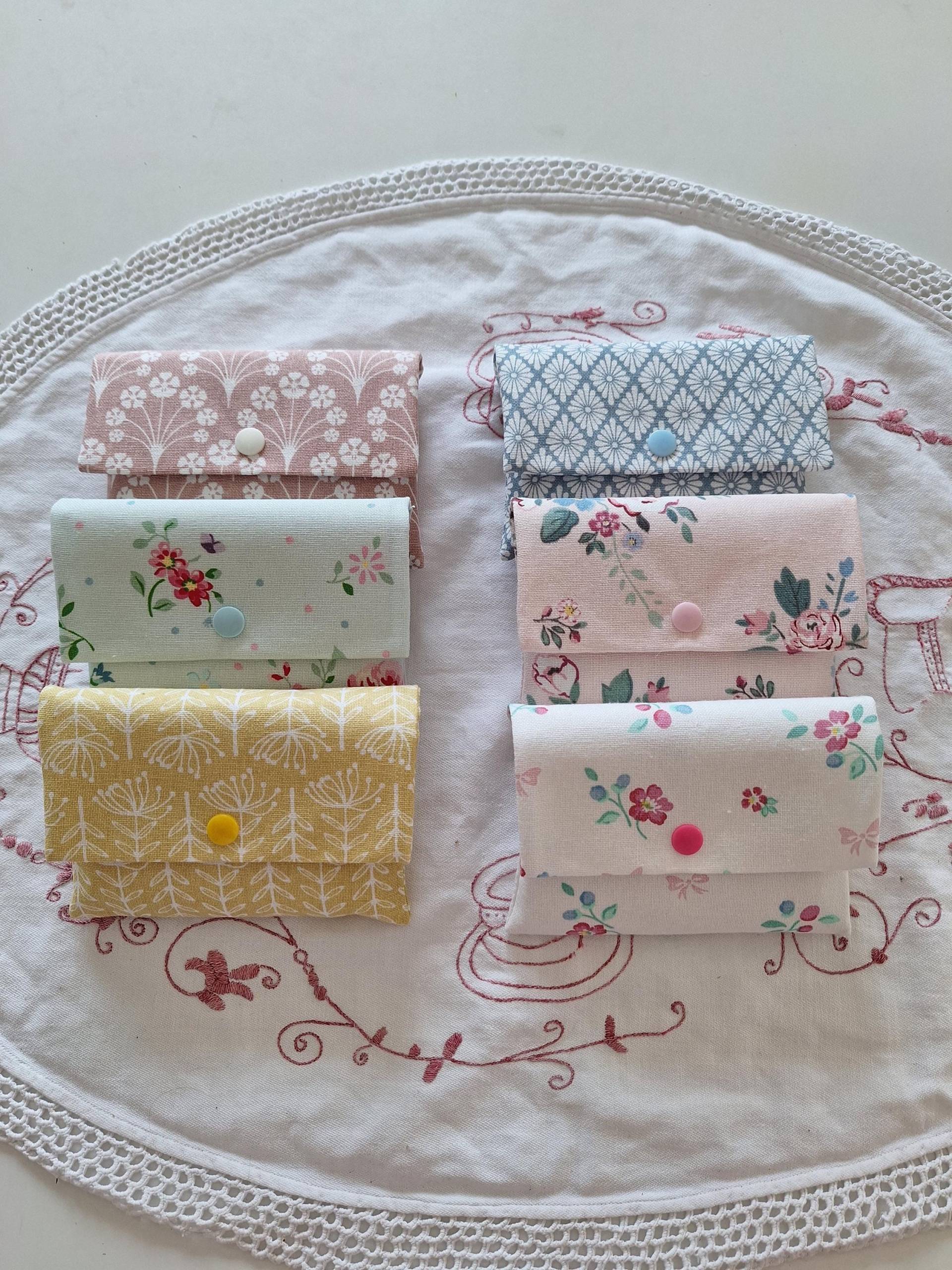 Taschentuchtäschchen Taschentuch Box Hülle Genäht Täschchen Mäppchen Verpackung Papiertaschentuch Blumen Rosa Romantisch Kleineseligkeiten Taschentuchtäschchen Taschentuch Box Hülle Genäht Täschchen Mäppchen Verpackung Papiertaschentuch Blumen Rosa Romantisch Kleineseligkeiten von KleineSeligkeiten