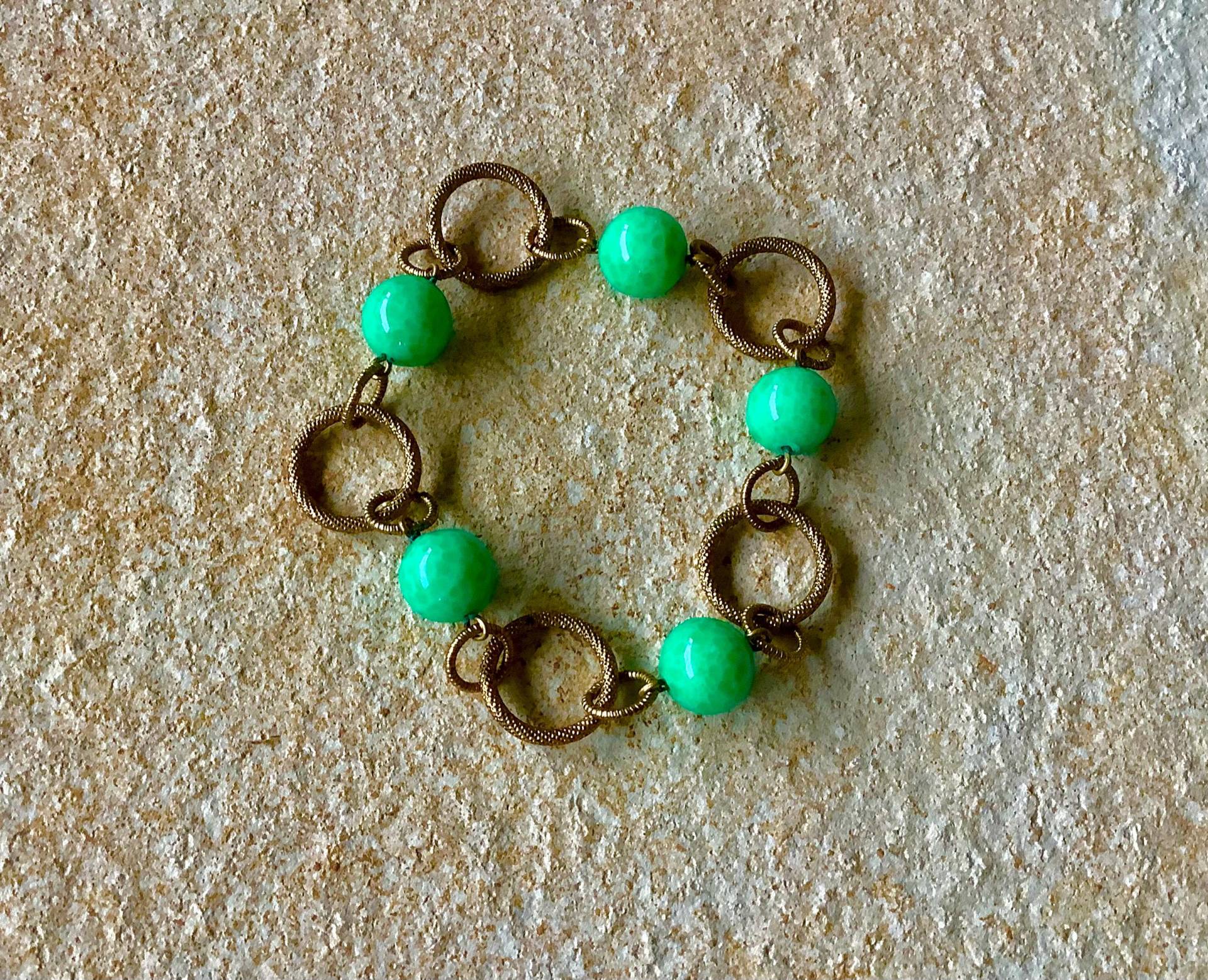 Armband Aus Messing Mit Grünen Glasperlen Armband Aus Messing Mit Grünen Glasperlen von KleineWerteDinge