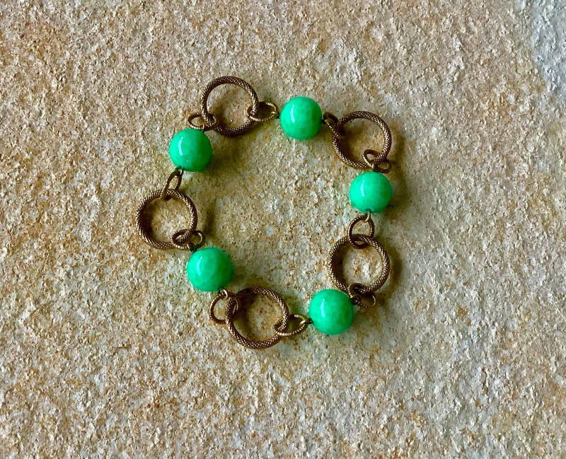 Armband Aus Messing Mit Grünen Glasperlen Armband Aus Messing Mit Grünen Glasperlen von KleineWerteDinge
