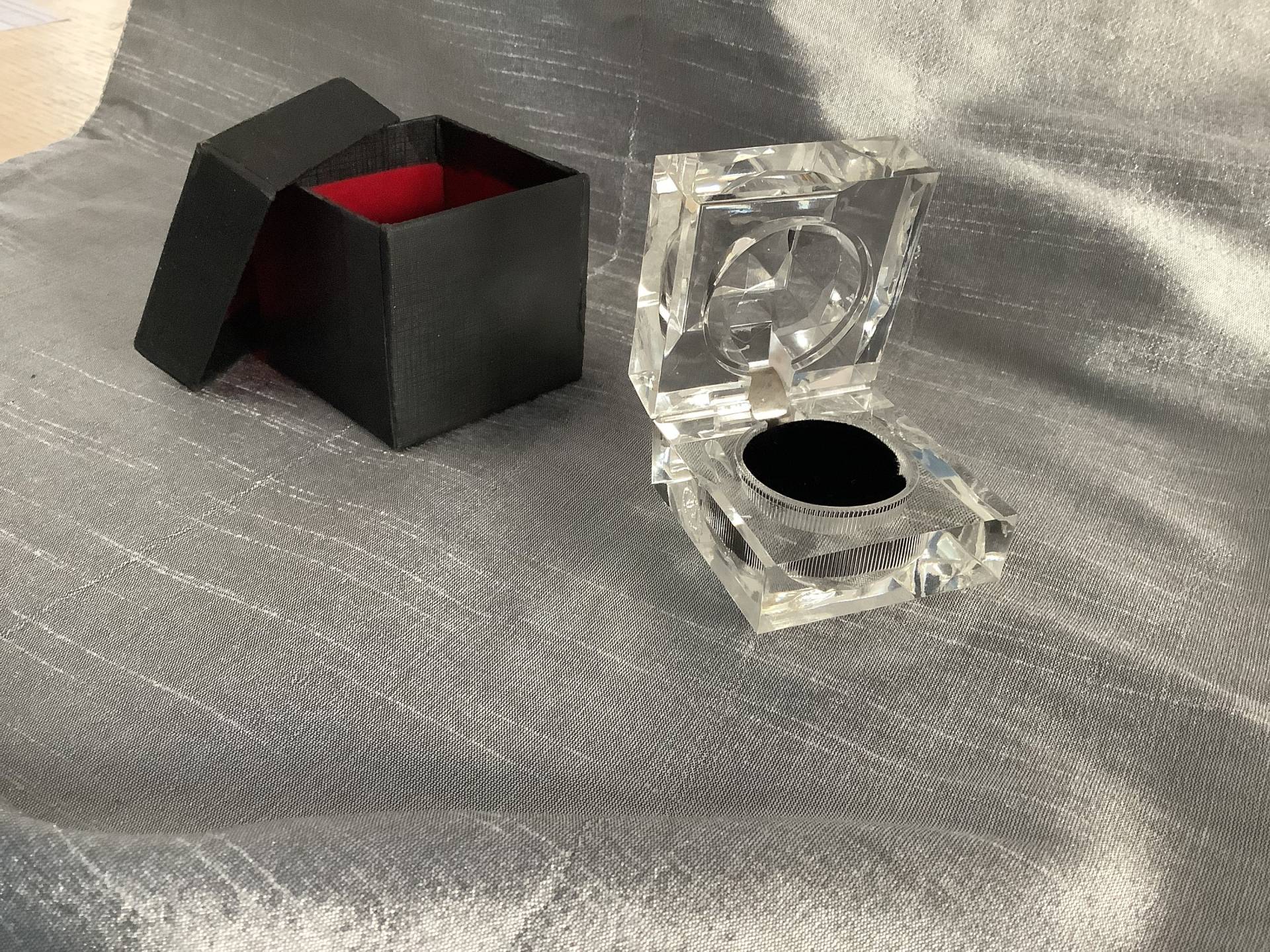 Kleine Ringschatulle Aus Acrylglas, 80Er Jahre Kleine Ringschatulle Aus Acrylglas, 80Er Jahre von KleineWerteDinge