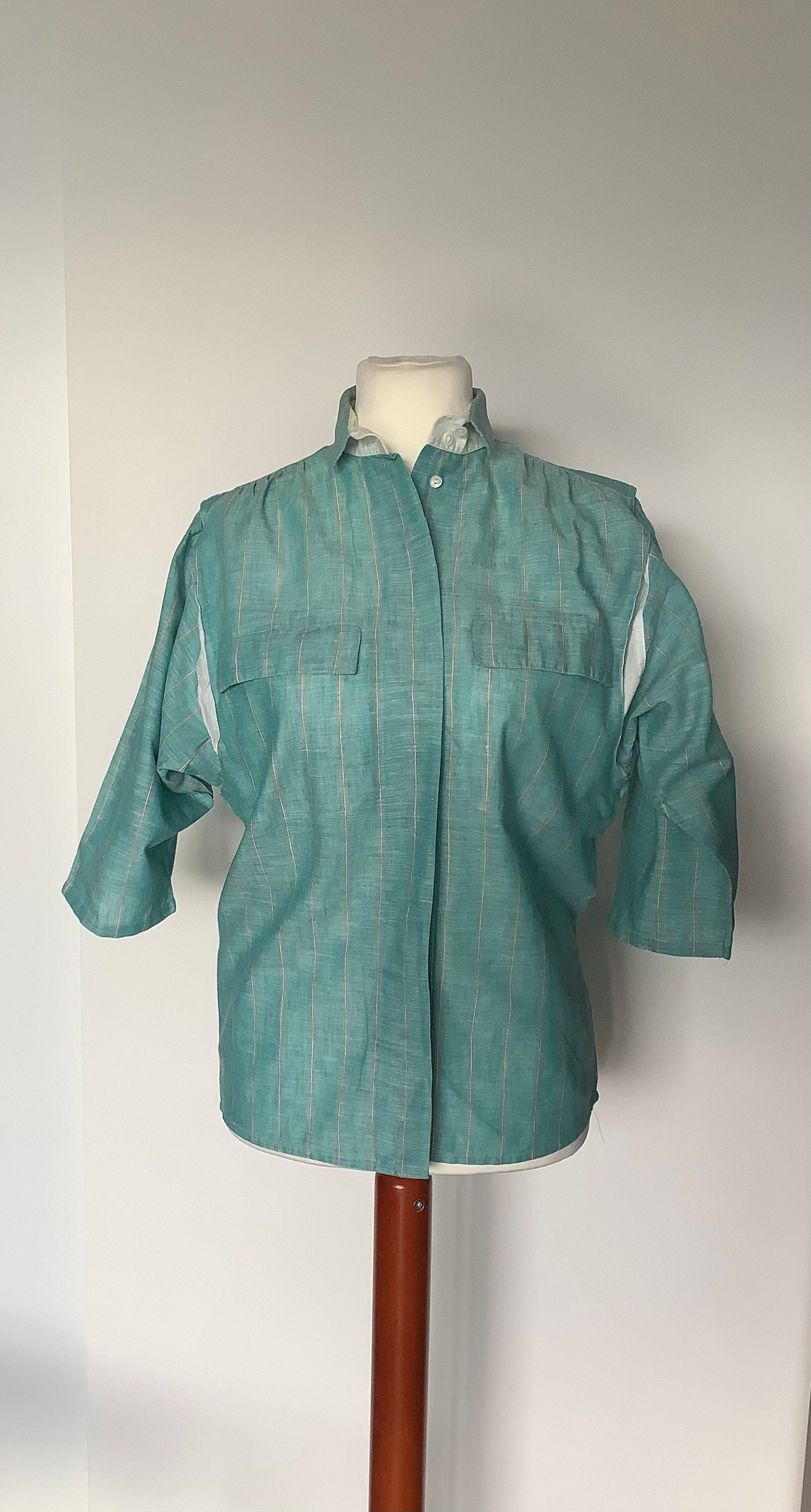 Vintage Bluse 1990Er Jahre, Türkis Mit Nadelstreifen Vintage Bluse 1990Er Jahre, Türkis Mit Nadelstreifen von KleineWerteDinge