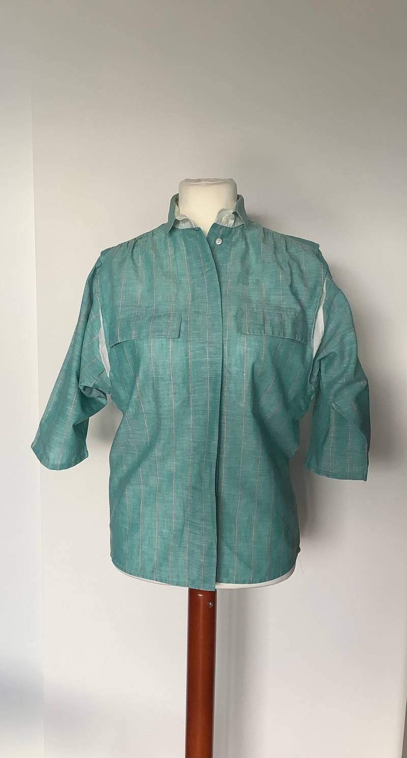 Vintage Bluse 1990Er Jahre, Türkis Mit Nadelstreifen Vintage Bluse 1990Er Jahre, Türkis Mit Nadelstreifen von KleineWerteDinge