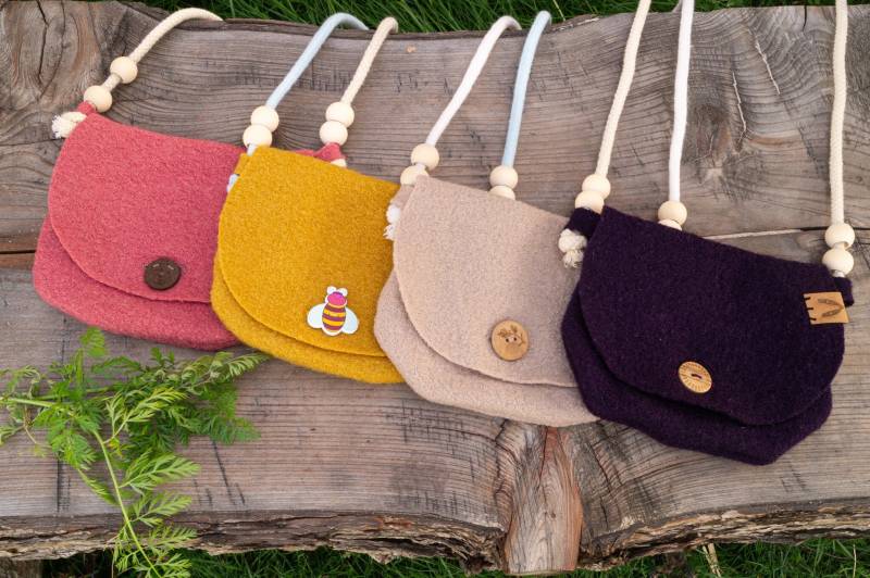 Nachhaltige Unifarbene Umhängetasche Aus Walk Für Kinder Mit Süßem Holzknopf | Geschenk Mädchen von KleinerFreggard