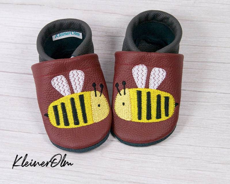 Krabbelpuschen Bestickte Lederpuschen - Babyschuhe Krabbelschuhe Mit Biene Und Namen Geschenkidee von KleinerOlm