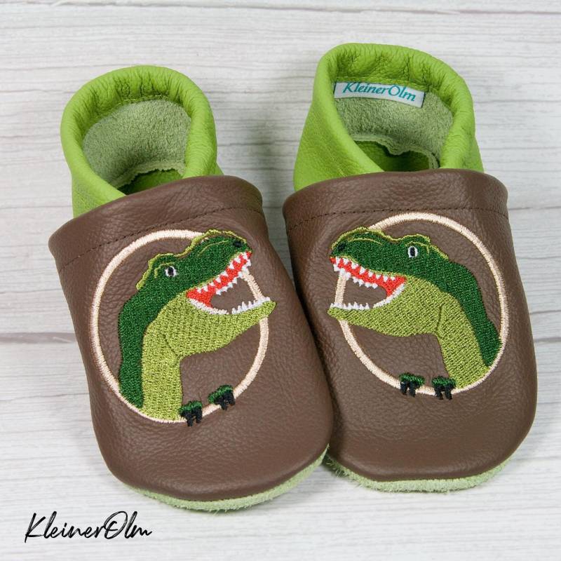 Krabbelpuschen Bestickte Lederpuschen Babyschuhe Krabbelschuhe Mit Dino Button, Namen - Geschenkidee von KleinerOlm