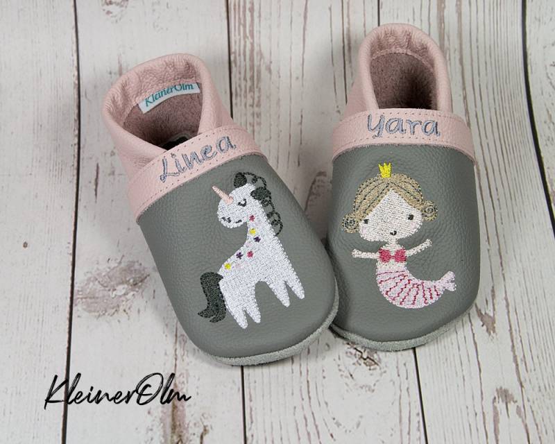 Krabbelpuschen Bestickte Lederpuschen - Babyschuhe Krabbelschuhe Mit Einhorn Und Meerjungfrau Geschenkidee von KleinerOlm