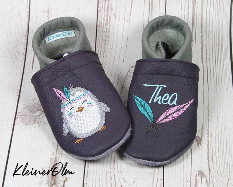 Krabbelpuschen Bestickte Lederpuschen - Babyschuhe Krabbelschuhe Mit Feder-Pinguin Und Namen Geschenkidee von KleinerOlm