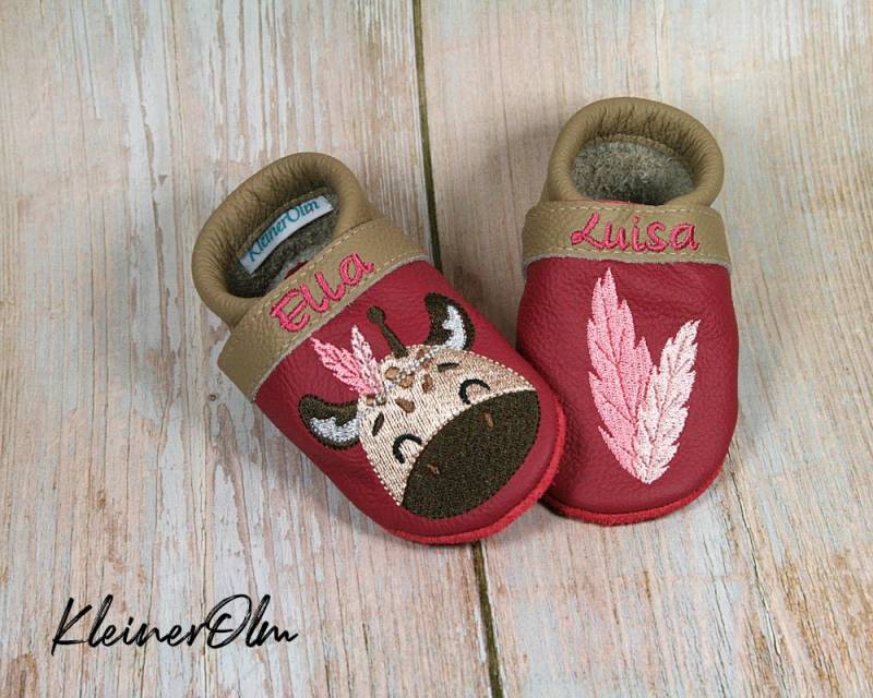 Krabbelpuschen Bestickte Lederpuschen - Babyschuhe Krabbelschuhe Mit Giraffe Federn Und Namen Geschenkidee von KleinerOlm