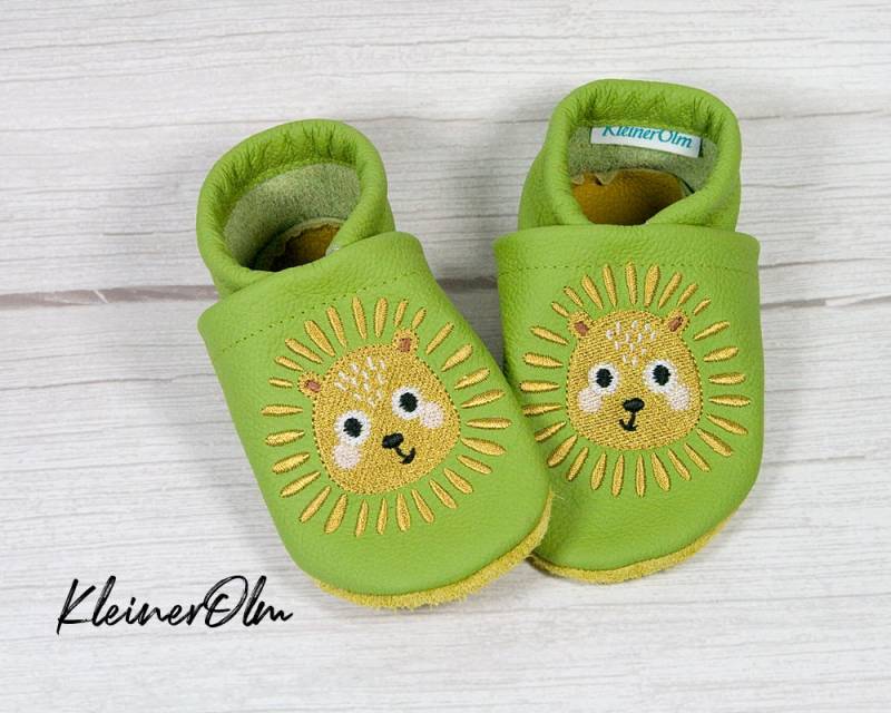 Krabbelpuschen Bestickte Lederpuschen - Babyschuhe Krabbelschuhe Mit Löwe Und Namen Geschenkidee von KleinerOlm
