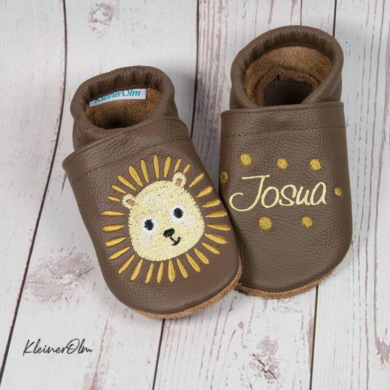 Krabbelpuschen Bestickte Lederpuschen - Babyschuhe Krabbelschuhe Mit Löwe Und Namen Geschenkidee von KleinerOlm