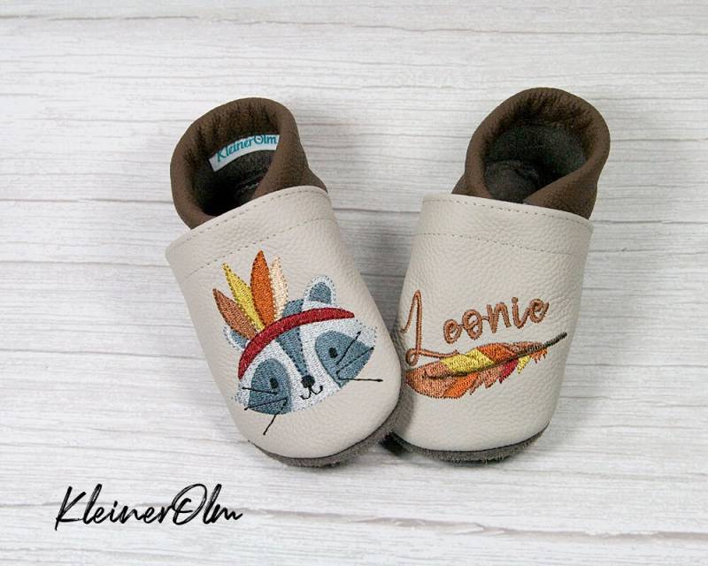 Krabbelpuschen Bestickte Lederpuschen - Babyschuhe Krabbelschuhe Mit Namen Und Federn Waschbär Geschenkidee von KleinerOlm