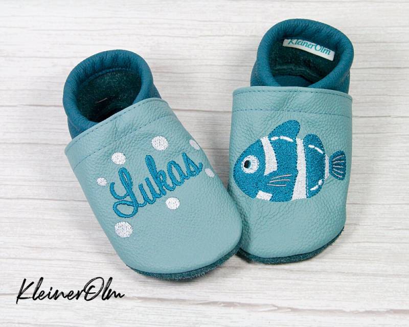Krabbelpuschen Bestickte Lederpuschen - Babyschuhe Krabbelschuhe Mit Namen Und Fisch Geschenkidee von KleinerOlm
