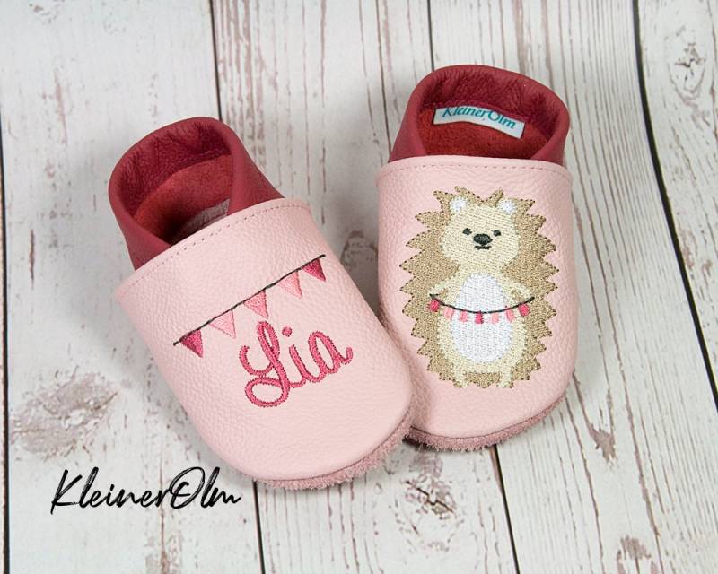 Krabbelpuschen Bestickte Lederpuschen - Babyschuhe Krabbelschuhe Mit Namen Und Igel Geschenkidee von KleinerOlm